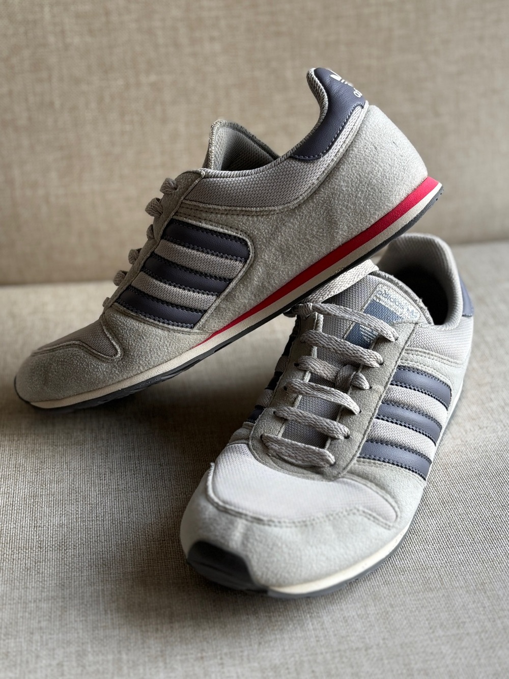 Adidas Originals Men’s Light Gray Retro Runner Sneakers Vintage 2009